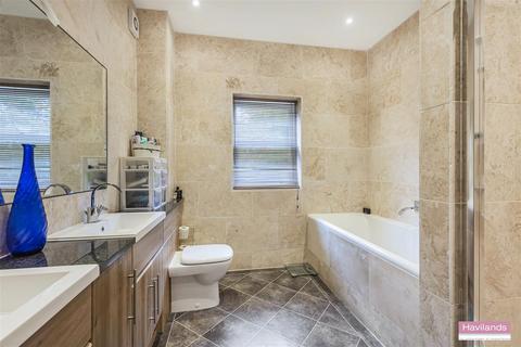 7 Henrietta Gardens, London, N21 3BF