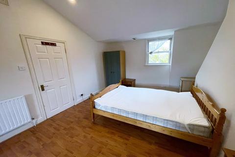 Studio to rent, Kingston Road,London