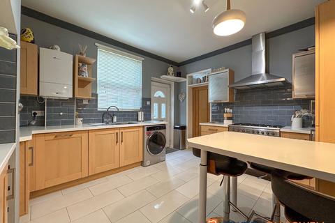 2 bedroom flat for sale, High Street, 1 NG23