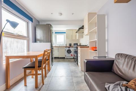 4 bedroom house to rent, Furley Road London SE15