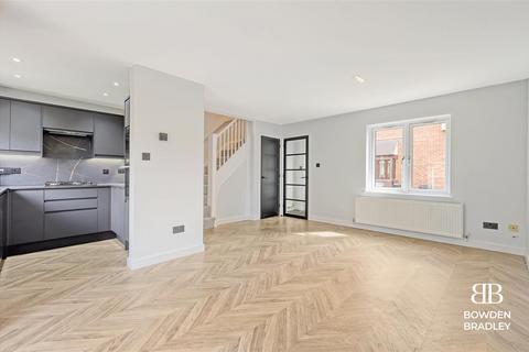 6 Trafford Close, Ilford, IG6 3DQ