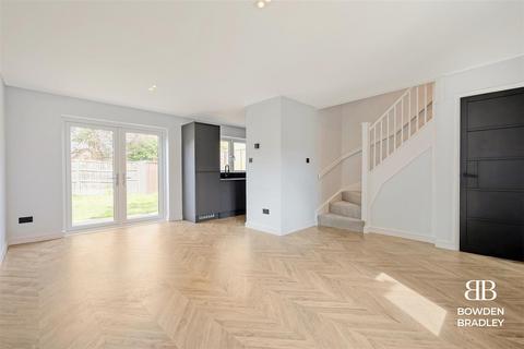 6 Trafford Close, Ilford, IG6 3DQ