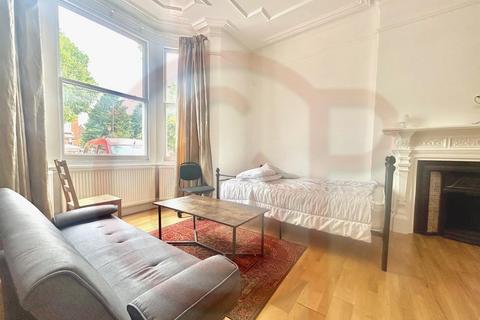 Studio to rent, Walm Lane, London