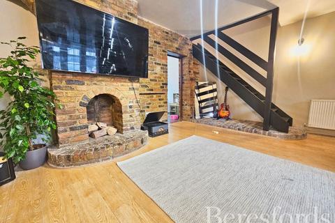 95 Daventry Road, Romford, RM3 7RA