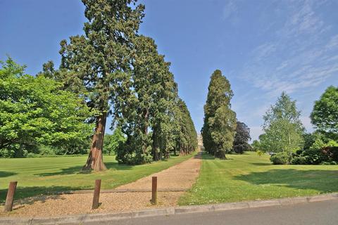 2 bedroom flat for sale, Royal Earlswood Park, Redhill