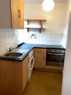 2 bedroom flat to rent, Woodcote Road, Wallington, SM6