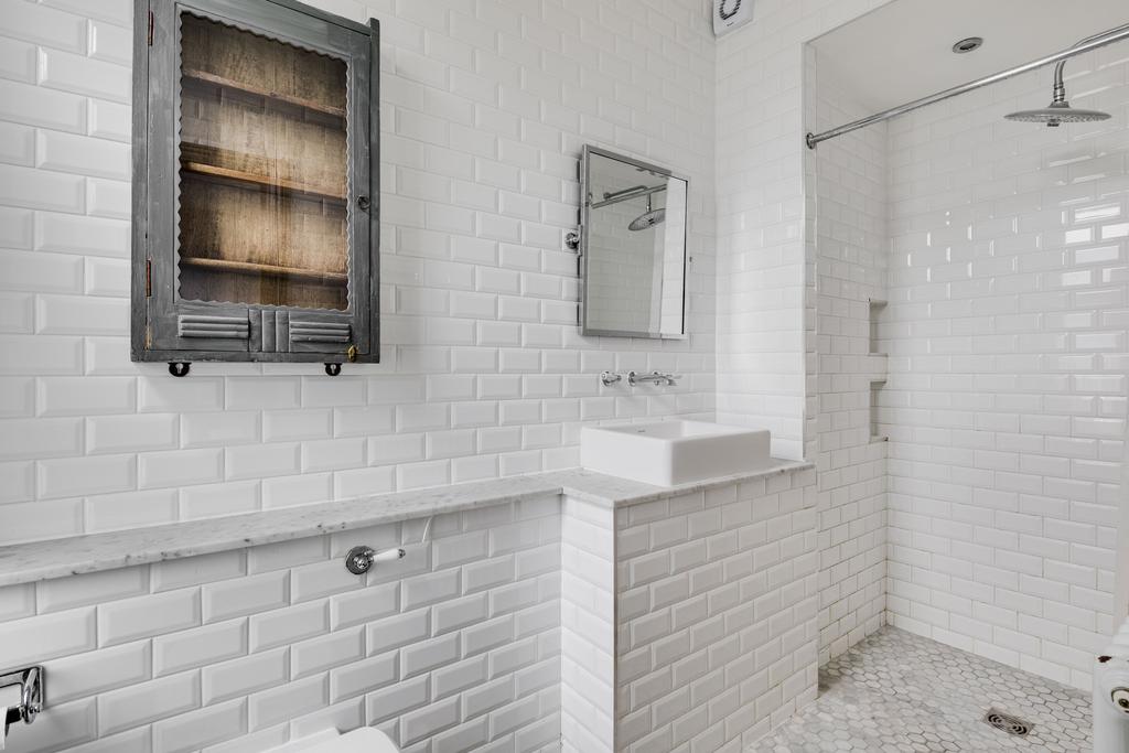 Flat 3, 42 Hoxton Square, London N1 6 PB-09