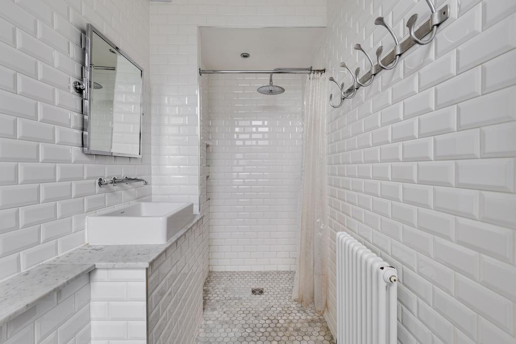 Flat 3, 42 Hoxton Square, London N1 6 PB-10