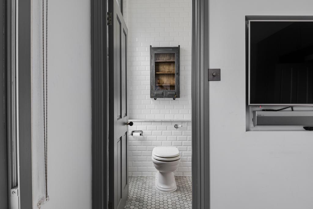 Flat 3, 42 Hoxton Square, London N1 6 PB-11