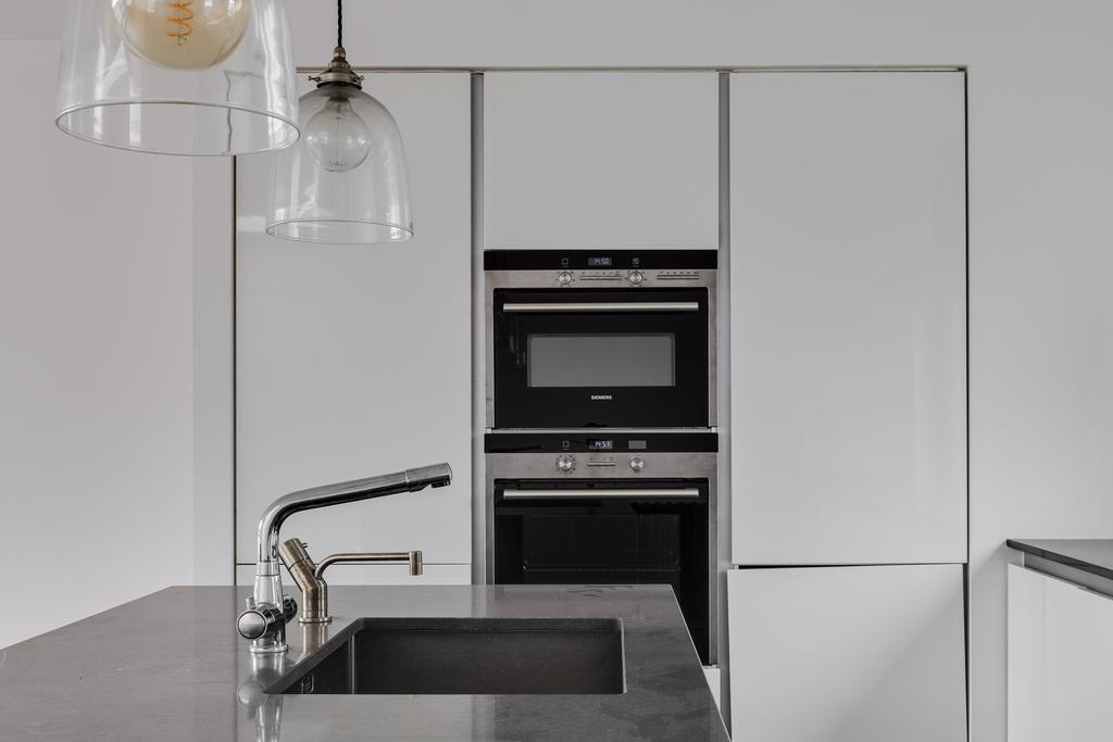 Flat 3, 42 Hoxton Square, London N1 6 PB-19