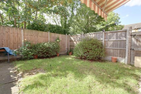 25 Dale Close, South Ockendon, RM15 5DR