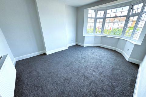 2 bedroom flat to rent, Woodford Avenue, Ilford IG2