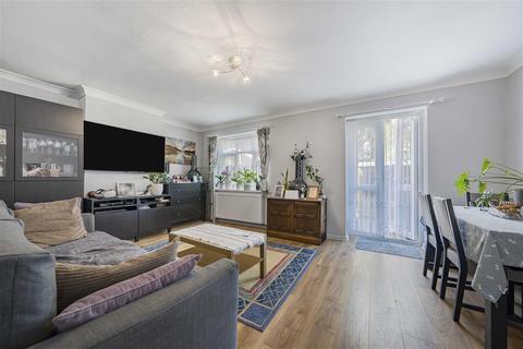 3 bedroom maisonette for sale, Frensham Drive, London