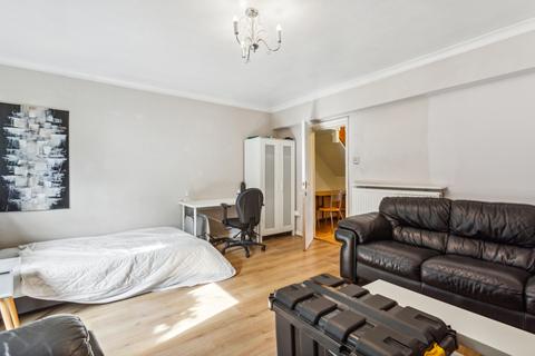 3 bedroom flat to rent, Ampthill Square, Camden, London