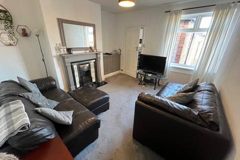 3 bedroom flat to rent, Biddlestone Road, Heaton, Newcastle upon Tyne NE6