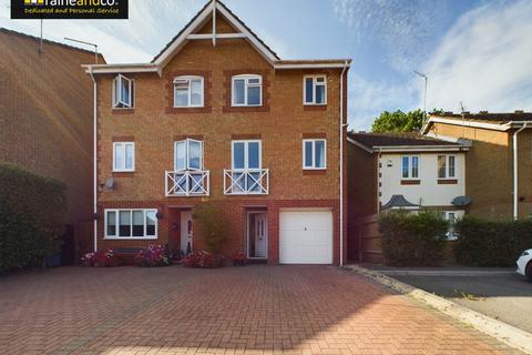 5 bedroom semi-detached house for sale, Oakfield Close. Potters Bar.