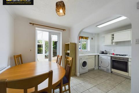 5 bedroom semi-detached house for sale, Oakfield Close. Potters Bar.