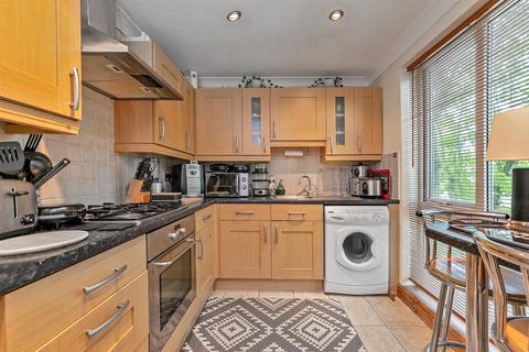 3 bedroom flat for sale, High Street, Wheathampstead