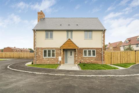 4 bedroom detached house for sale, Home Farm Close, Ambrosden