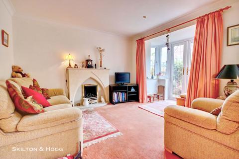 11 Burton Close, Daventry, NN11 0TX