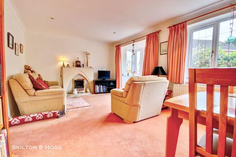 11 Burton Close, Daventry, NN11 0TX
