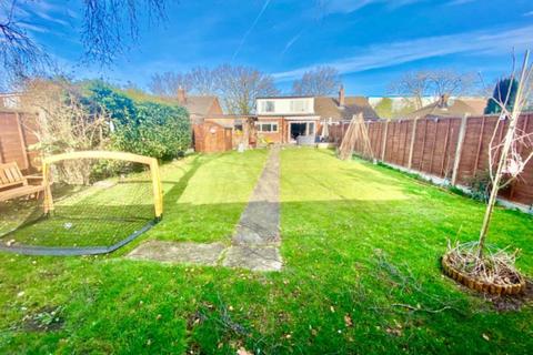 5 bedroom semi-detached house to rent, Pooleys Lane, Welham Green