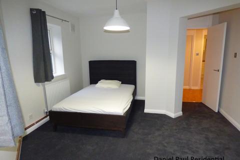 2 bedroom flat to rent, Chertsey Court