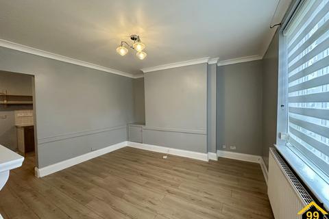 2 bedroom end of terrace house to rent, Reed Avenue, Newcastle Upon Tyne, and wear, NE12