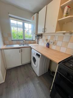 2 bedroom semi-detached house to rent, Dorrington Close, Luton LU3