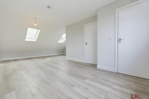 4 bedroom flat to rent, Neasden Lane, London