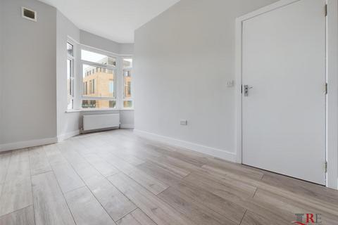 4 bedroom flat to rent, Neasden Lane, London