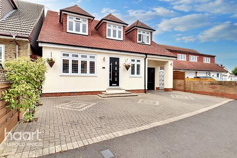 7 Greenway, Romford, RM3 0HH