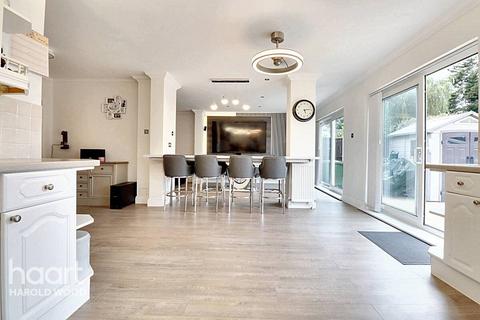 7 Greenway, Romford, RM3 0HH