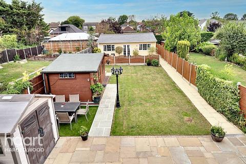 7 Greenway, Romford, RM3 0HH