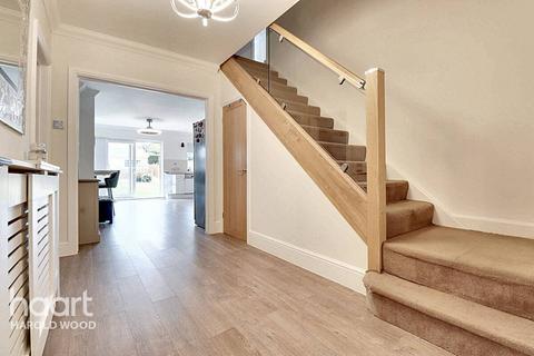 7 Greenway, Romford, RM3 0HH