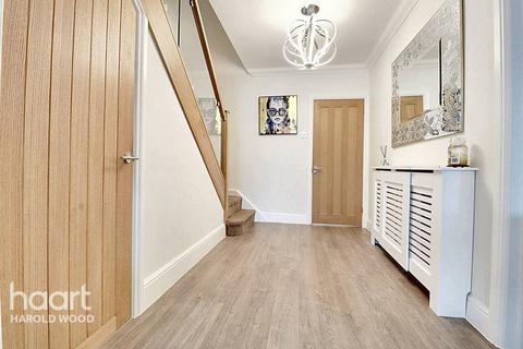 7 Greenway, Romford, RM3 0HH