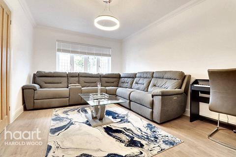 7 Greenway, Romford, RM3 0HH