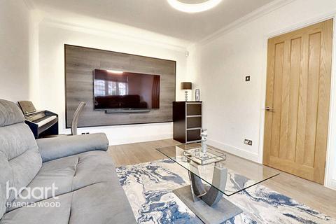 7 Greenway, Romford, RM3 0HH
