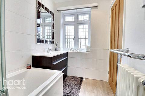 7 Greenway, Romford, RM3 0HH