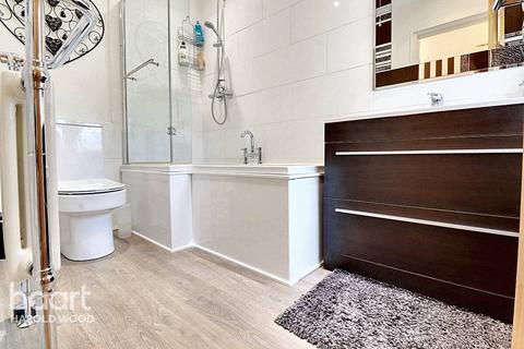 7 Greenway, Romford, RM3 0HH