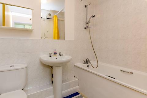 1 bedroom flat to rent, Heathside Crescent, Woking, GU22