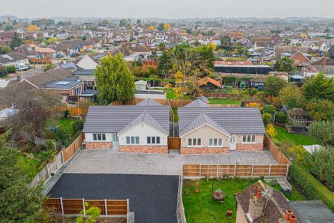 2 bedroom detached bungalow for sale, Runwell Road, Wickford, SS11