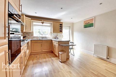 35 Avenue Road, Harold Wood, Romford, RM3 0SS