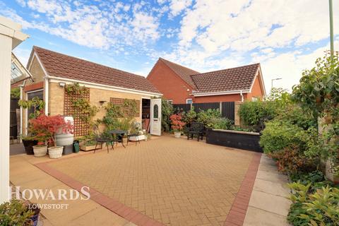 4 bedroom detached house for sale, Verdure Close, Lowestoft