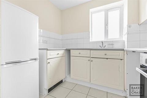 2 bedroom flat to rent, Kirkland Drive, Enfield EN2