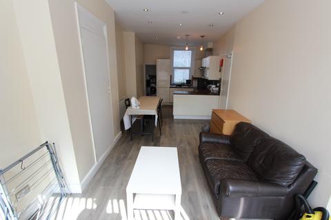 4 bedroom flat to rent, Cleveland Street, London W1T