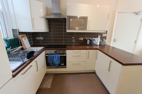 4 bedroom flat to rent, Cleveland Street, London W1T