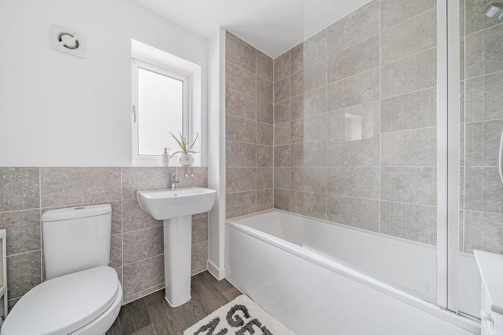 Family Bathroom 1