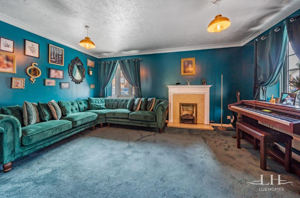 Guardian Close, Hornchurch 4 bed detached house for sale £650,000