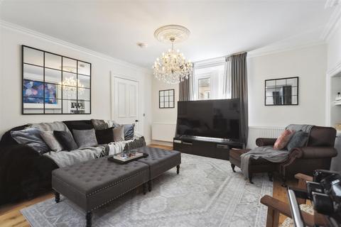 Balerno, 9 Townhead, Auchterarder, PH3 1AH